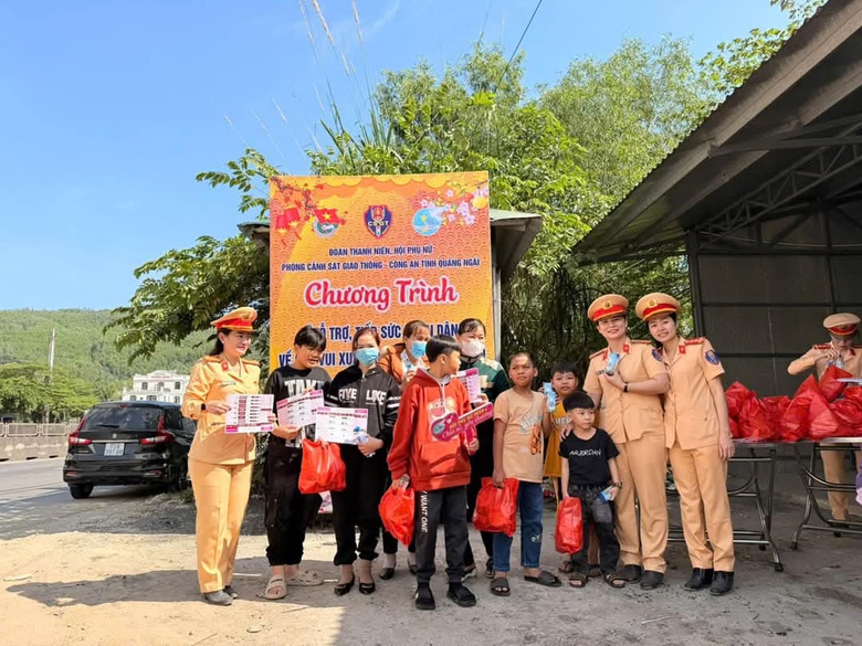 Người d&acirc;n ngỡ ng&agrave;ng khi CSGT dừng xe, gọi v&agrave;o tr&ecirc;n đường về qu&ecirc; đ&oacute;n Tết- Ảnh 15.