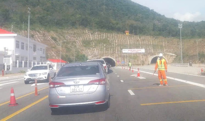 Hầm núi Vung trên cao tốc Cam Lâm - Vĩnh Hảo quá tải, CSGT điều tiết ô tô ra QL1- Ảnh 2. Hầm núi Vung trên cao tốc Cam Lâm - Vĩnh Hảo quá tải, CSGT điều tiết ô tô ra QL1- Ảnh 2.