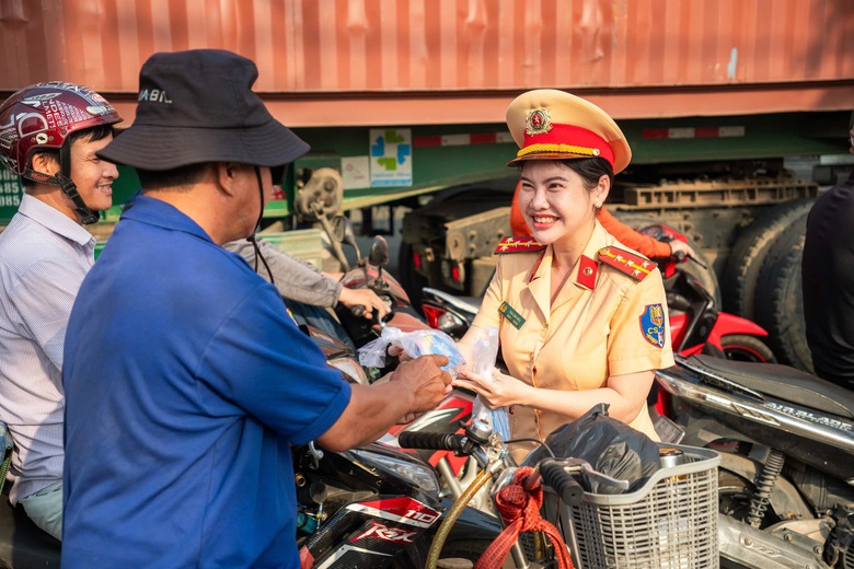 Người d&acirc;n ngỡ ng&agrave;ng khi CSGT dừng xe, gọi v&agrave;o tr&ecirc;n đường về qu&ecirc; đ&oacute;n Tết- Ảnh 5.