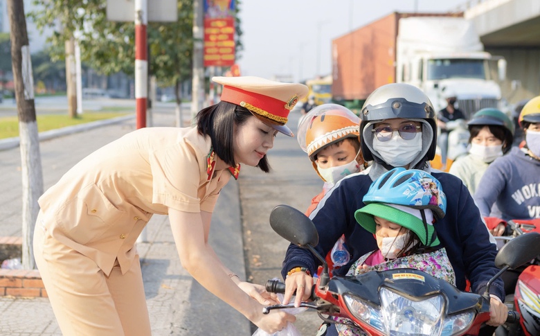 Người d&acirc;n ngỡ ng&agrave;ng khi CSGT dừng xe, gọi v&agrave;o tr&ecirc;n đường về qu&ecirc; đ&oacute;n Tết- Ảnh 3.