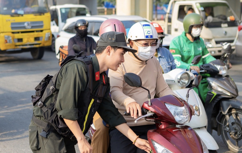 Người d&acirc;n ngỡ ng&agrave;ng khi CSGT dừng xe, gọi v&agrave;o tr&ecirc;n đường về qu&ecirc; đ&oacute;n Tết- Ảnh 7.