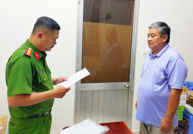 Bắt hai cựu c&aacute;n bộ t&iacute;n dụng ng&acirc;n h&agrave;ng ở Cần Thơ nhận hối lộ- Ảnh 2.