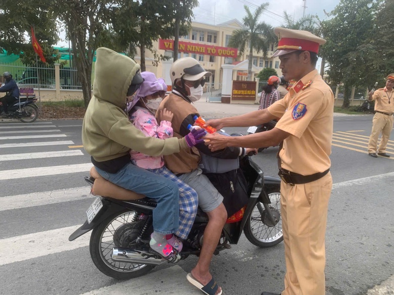 Nước m&aacute;t, b&aacute;nh m&igrave; được CSGT Cần Thơ, S&oacute;c Trăng ph&aacute;t tận tay người d&acirc;n về qu&ecirc; ăn Tết- Ảnh 5.