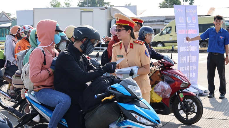 Nước m&aacute;t, b&aacute;nh m&igrave; được CSGT Cần Thơ, S&oacute;c Trăng ph&aacute;t tận tay người d&acirc;n về qu&ecirc; ăn Tết- Ảnh 1.