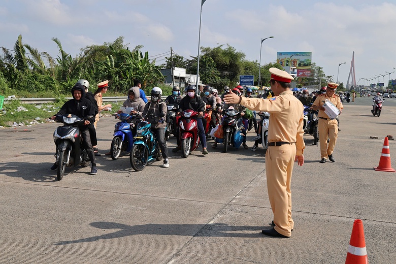 Nước m&aacute;t, b&aacute;nh m&igrave; được CSGT Cần Thơ, S&oacute;c Trăng ph&aacute;t tận tay người d&acirc;n về qu&ecirc; ăn Tết- Ảnh 2.