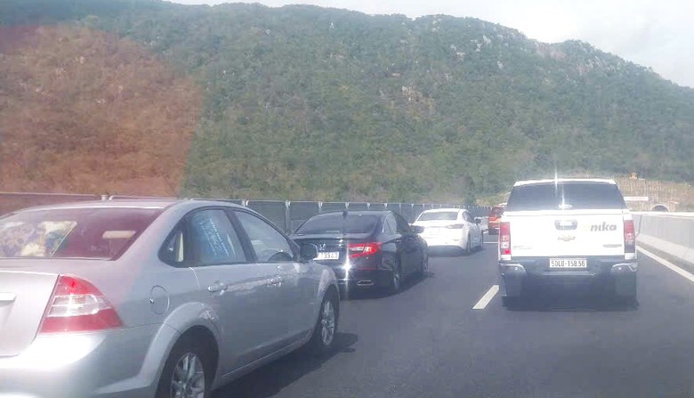 Hầm núi Vung trên cao tốc Cam Lâm - Vĩnh Hảo quá tải, CSGT điều tiết ô tô ra QL1- Ảnh 1. Hầm núi Vung trên cao tốc Cam Lâm - Vĩnh Hảo quá tải, CSGT điều tiết ô tô ra QL1- Ảnh 1.