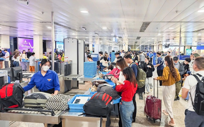 S&acirc;n bay T&acirc;n Sơn Nhất: Huy động thanh ni&ecirc;n hỗ trợ h&agrave;nh kh&aacute;ch ng&agrave;y 27 Tết