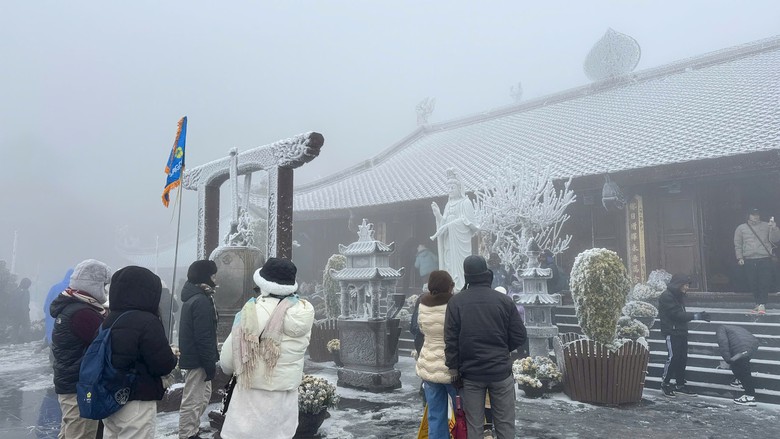 Băng tuyết phủ trắng Fansipan và Y Tý- Ảnh 3. Băng tuyết phủ trắng Fansipan và Y Tý- Ảnh 3.