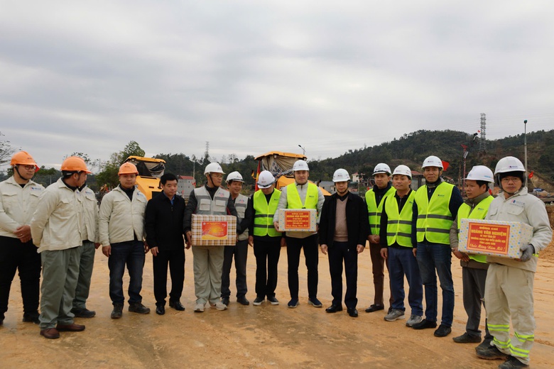 Hơn 400 m&aacute;y m&oacute;c, gần 900 nh&acirc;n lực đua tiến độ tr&ecirc;n c&ocirc;ng trường cao tốc Hữu Nghị - Chi Lăng- Ảnh 2.