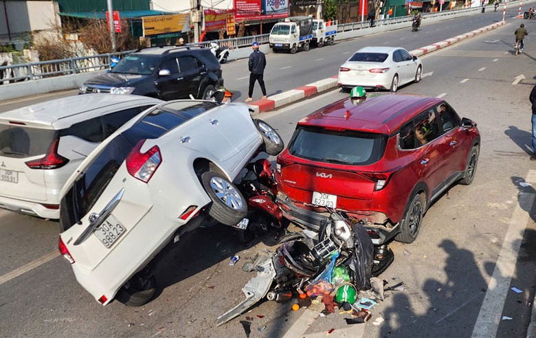 Hiện trường vụ tai nạn giao th&ocirc;ng li&ecirc;n ho&agrave;n trước cổng chợ hoa Quảng An, T&acirc;y Hồ.