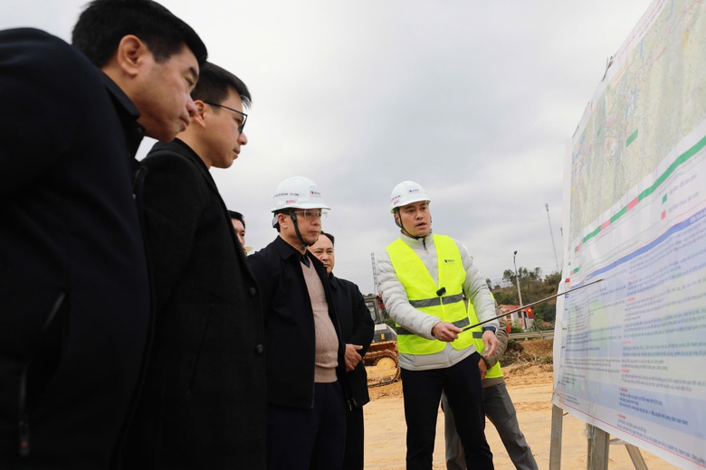 Hơn 400 m&aacute;y m&oacute;c, gần 900 nh&acirc;n lực đua tiến độ tr&ecirc;n c&ocirc;ng trường cao tốc Hữu Nghị - Chi Lăng- Ảnh 1.