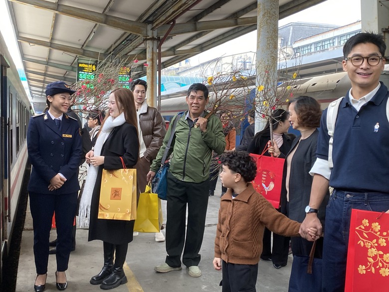 Nhiều chuyến tàu chạy xuyên Tết phục vụ khách du xuân- Ảnh 1. Nhiều chuyến tàu chạy xuyên Tết phục vụ khách du xuân- Ảnh 1.