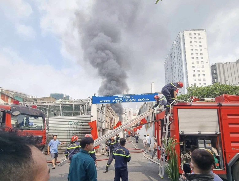 TP.HCM: Lửa thiêu rụi 7 căn nhà tạm ở quận 1- Ảnh 2. TP.HCM: Lửa thiêu rụi 7 căn nhà tạm ở quận 1- Ảnh 2.