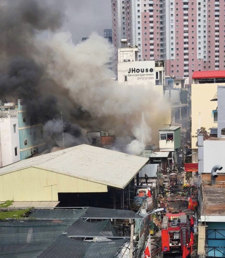 TP.HCM: Lửa thiêu rụi 7 căn nhà tạm ở quận 1- Ảnh 1. TP.HCM: Lửa thiêu rụi 7 căn nhà tạm ở quận 1- Ảnh 1.