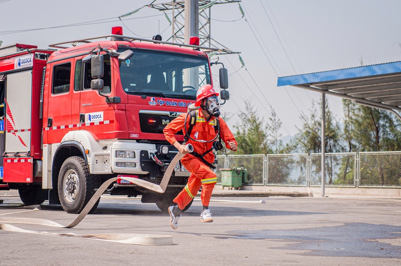 Những ca trực vắt ngang giao thừa của c&ocirc;ng nh&acirc;n giao th&ocirc;ng- Ảnh 2.