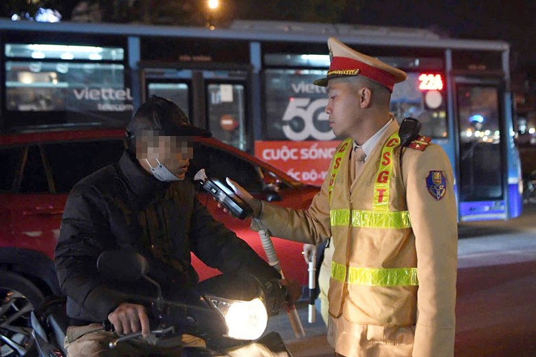 CSGT Hà Nội tăng cường kiểm soát, xử lý vi phạm ngày cận Tết. CSGT Hà Nội tăng cường kiểm soát, xử lý vi phạm ngày cận Tết.