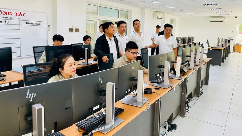 Những ca trực vắt ngang giao thừa của c&ocirc;ng nh&acirc;n giao th&ocirc;ng- Ảnh 3.