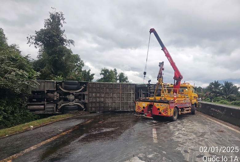 Hiện trường vụ tai nạn lật xe khách trên QL1. Hiện trường vụ tai nạn lật xe khách trên QL1.