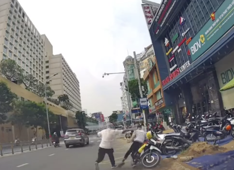 Chồng mang theo hung khí hành hung shipper sau cuộc gọi của vợ- Ảnh 1. Chồng mang theo hung khí hành hung shipper sau cuộc gọi của vợ- Ảnh 1.