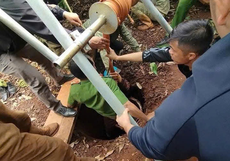 C&ocirc;ng an x&atilde; đu d&acirc;y cứu người phụ nữ bị rơi xuống giếng s&acirc;u - Ảnh 1.