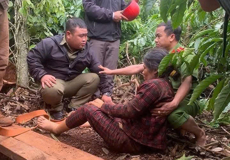 C&ocirc;ng an x&atilde; đu d&acirc;y cứu người phụ nữ bị rơi xuống giếng s&acirc;u - Ảnh 2.