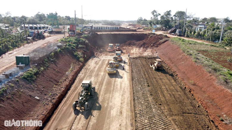 Rộn tiếng m&aacute;y tr&ecirc;n cao tốc Kh&aacute;nh H&ograve;a - Bu&ocirc;n Ma Thuột ng&agrave;y đầu năm mới- Ảnh 1.