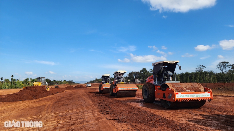 Rộn tiếng m&aacute;y tr&ecirc;n cao tốc Kh&aacute;nh H&ograve;a - Bu&ocirc;n Ma Thuột ng&agrave;y đầu năm mới- Ảnh 2.