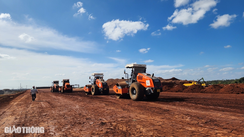 Rộn tiếng m&aacute;y tr&ecirc;n cao tốc Kh&aacute;nh H&ograve;a - Bu&ocirc;n Ma Thuột ng&agrave;y đầu năm mới- Ảnh 5.