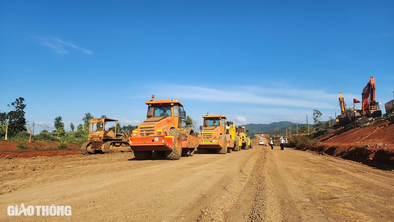 Rộn tiếng m&aacute;y tr&ecirc;n cao tốc Kh&aacute;nh H&ograve;a - Bu&ocirc;n Ma Thuột ng&agrave;y đầu năm mới- Ảnh 3.