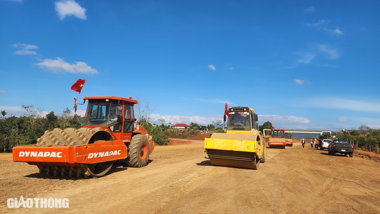 Rộn tiếng m&aacute;y tr&ecirc;n cao tốc Kh&aacute;nh H&ograve;a - Bu&ocirc;n Ma Thuột ng&agrave;y đầu năm mới- Ảnh 6.
