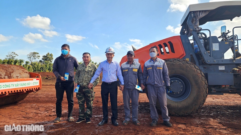 Rộn tiếng m&aacute;y tr&ecirc;n cao tốc Kh&aacute;nh H&ograve;a - Bu&ocirc;n Ma Thuột ng&agrave;y đầu năm mới- Ảnh 8.