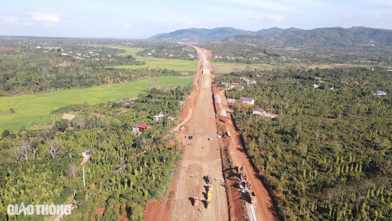 Rộn tiếng m&aacute;y tr&ecirc;n cao tốc Kh&aacute;nh H&ograve;a - Bu&ocirc;n Ma Thuột ng&agrave;y đầu năm mới- Ảnh 9.