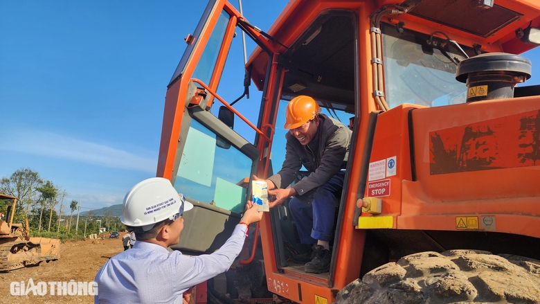 Rộn tiếng m&aacute;y tr&ecirc;n cao tốc Kh&aacute;nh H&ograve;a - Bu&ocirc;n Ma Thuột ng&agrave;y đầu năm mới- Ảnh 4.