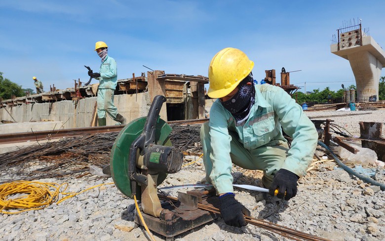 Tết kh&ocirc;ng nghỉ tr&ecirc;n c&ocirc;ng trường cao tốc