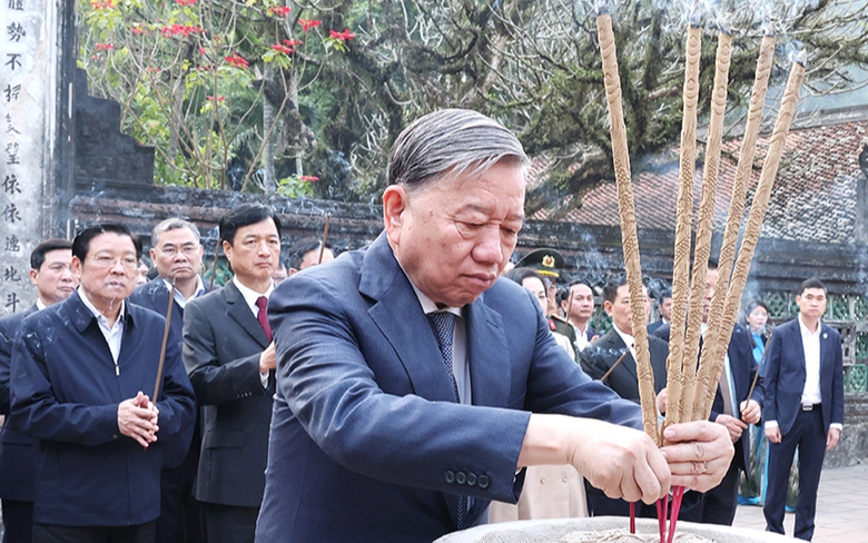 Tổng B&iacute; thư T&ocirc; L&acirc;m d&acirc;ng hương tại Khu di t&iacute;ch Quốc gia đặc biệt Hoa Lư