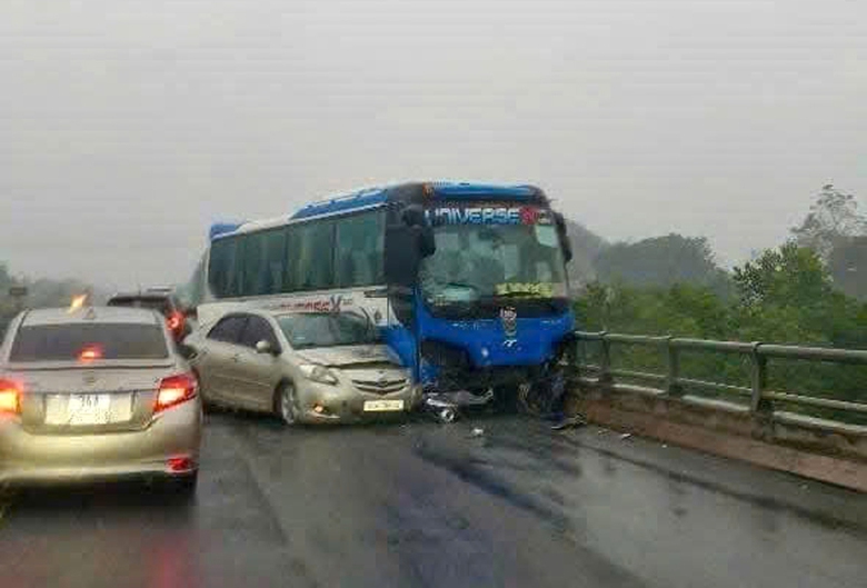 Ba &ocirc; t&ocirc; va chạm li&ecirc;n ho&agrave;n tr&ecirc;n cao tốc Nội B&agrave;i - L&agrave;o Cai- Ảnh 1.