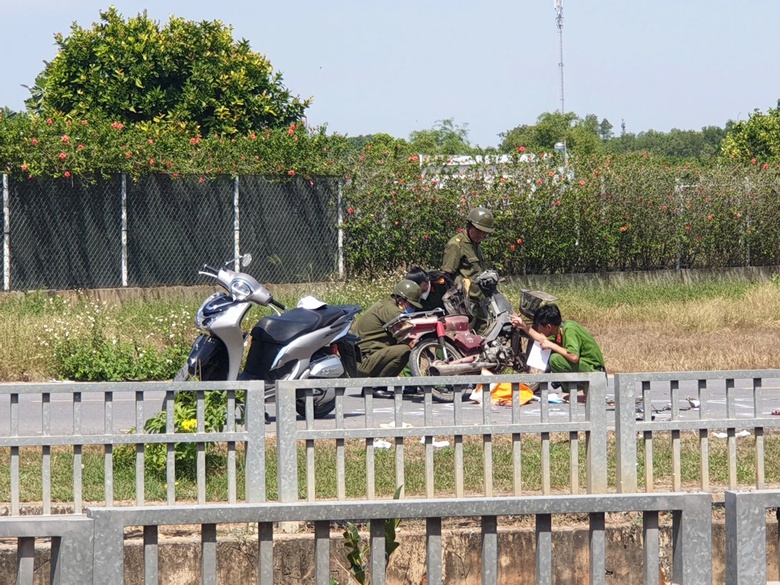 Tai nạn tr&ecirc;n đường đi chợ s&aacute;ng m&ugrave;ng 3 Tết, người phụ nữ tử vong thương t&acirc;m- Ảnh 1.