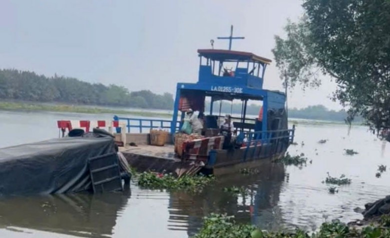 Xe tải rơi xuống sông và ngập gần mui xe. Xe tải rơi xuống sông và ngập gần mui xe.