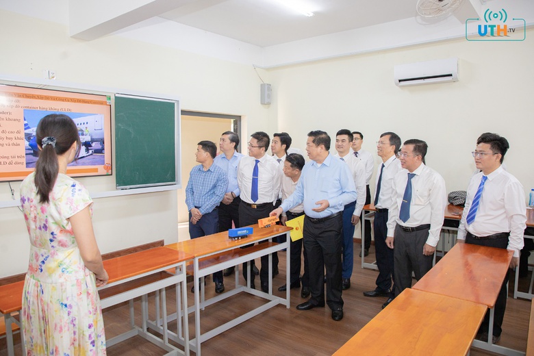 Bộ trưởng Trần Hồng Minh: Cần tập trung đào tạo nhân lực đường sắt tốc độ cao- Ảnh 3. Bộ trưởng Trần Hồng Minh: Cần tập trung đào tạo nhân lực đường sắt tốc độ cao- Ảnh 3.