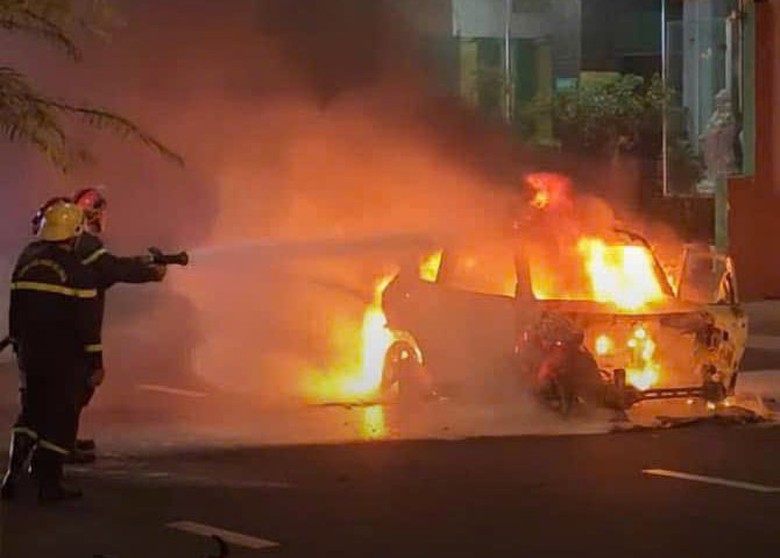 &Ocirc; t&ocirc; ch&aacute;y ng&ugrave;n ngụt giữa trung t&acirc;m TP.HCM- Ảnh 1.