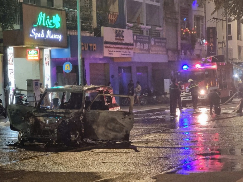 &Ocirc; t&ocirc; ch&aacute;y ng&ugrave;n ngụt giữa trung t&acirc;m TP.HCM- Ảnh 2.