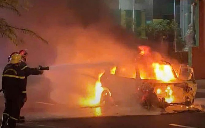 &Ocirc; t&ocirc; bốc ch&aacute;y ng&ugrave;n ngụt.