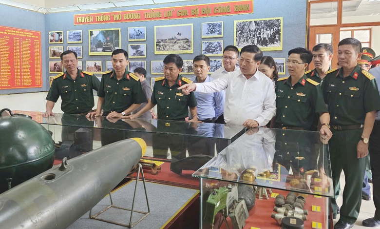 Bộ trưởng Trần Hồng Minh thăm Trường Sĩ quan C&ocirc;ng binh- Ảnh 2.