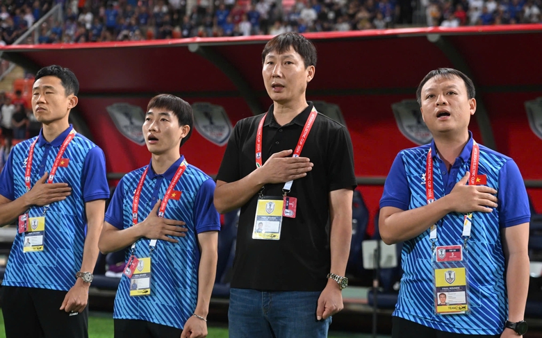 C&ugrave;ng v&ocirc; địch AFF Cup nhưng HLV Kim Sang-sik kh&aacute;c xa thầy Park ở điểm n&agrave;y- Ảnh 1.