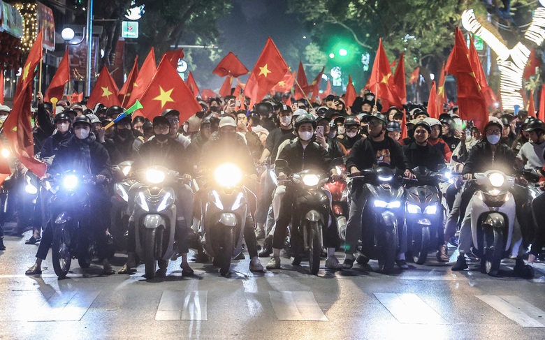 Người d&acirc;n cả nước xuống đường mừng tuyển Việt Nam v&ocirc; địch AFF Cup lần thứ 3