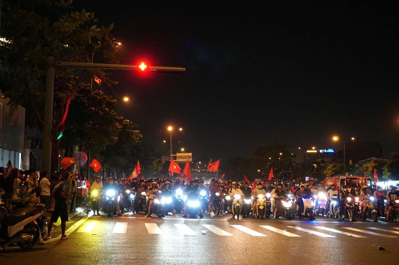 Người d&acirc;n cả nước xuống đường mừng tuyển Việt Nam v&ocirc; địch AFF Cup lần thứ 3- Ảnh 4.