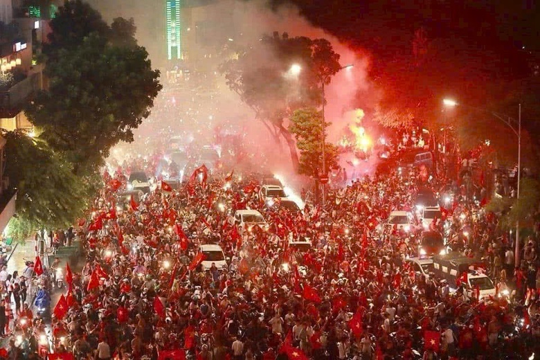 Người d&acirc;n cả nước xuống đường mừng tuyển Việt Nam v&ocirc; địch AFF Cup lần thứ 3- Ảnh 1.