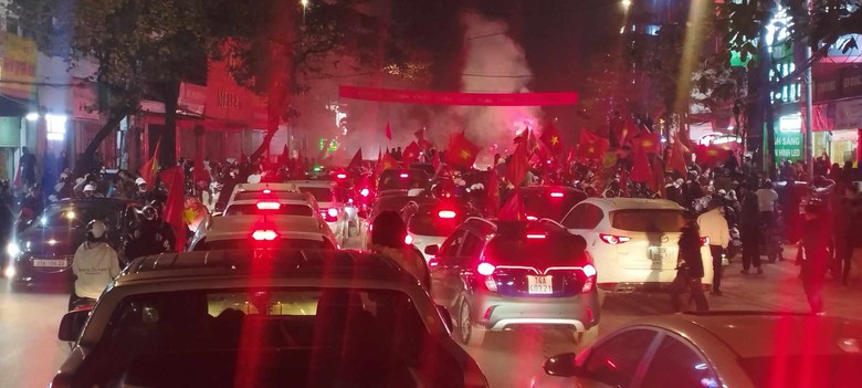 Người d&acirc;n cả nước xuống đường mừng tuyển Việt Nam v&ocirc; địch AFF Cup lần thứ 3- Ảnh 9.