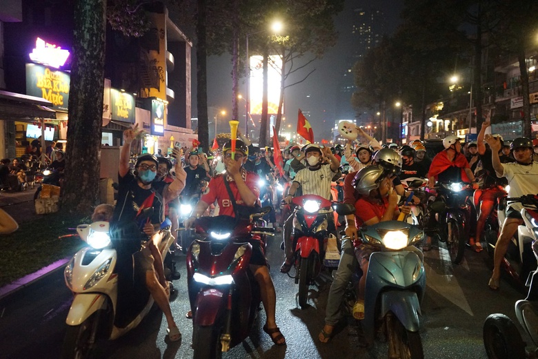 Người d&acirc;n cả nước xuống đường mừng tuyển Việt Nam v&ocirc; địch AFF Cup lần thứ 3- Ảnh 6.