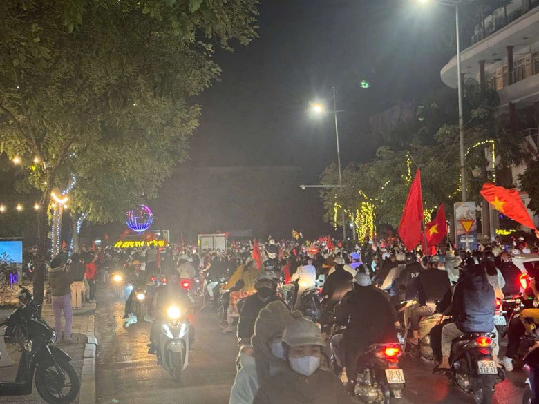 Người d&acirc;n cả nước xuống đường mừng tuyển Việt Nam v&ocirc; địch AFF Cup lần thứ 3- Ảnh 10.